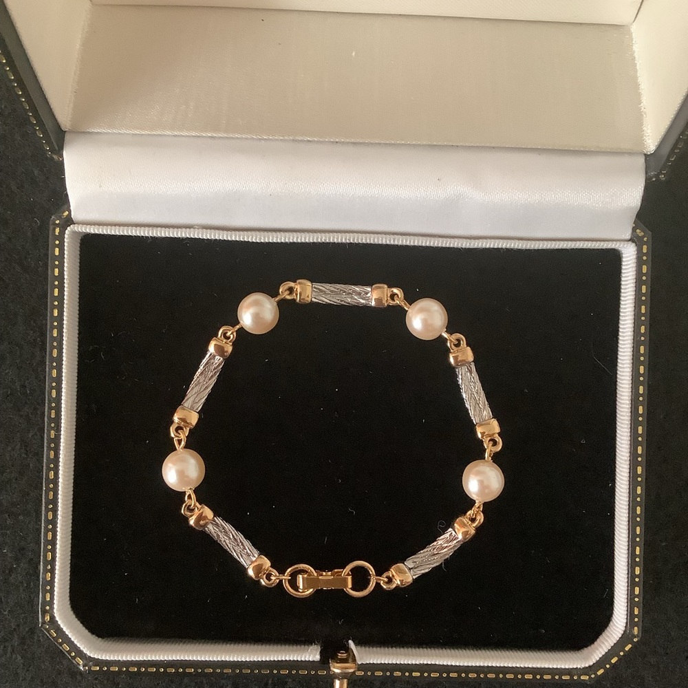 Two tone faux pearl bracelet.